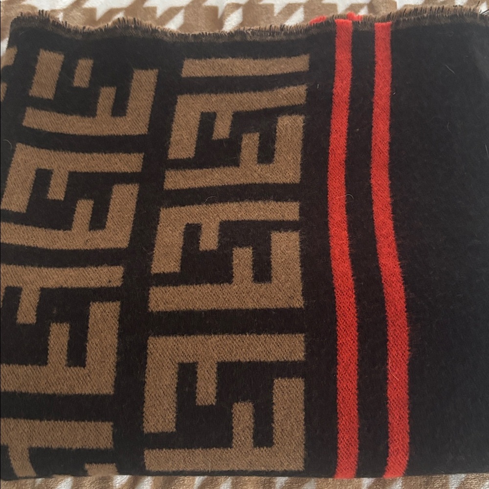 Fendi Tan and Black Logo Wrap - Picture 4 of 4